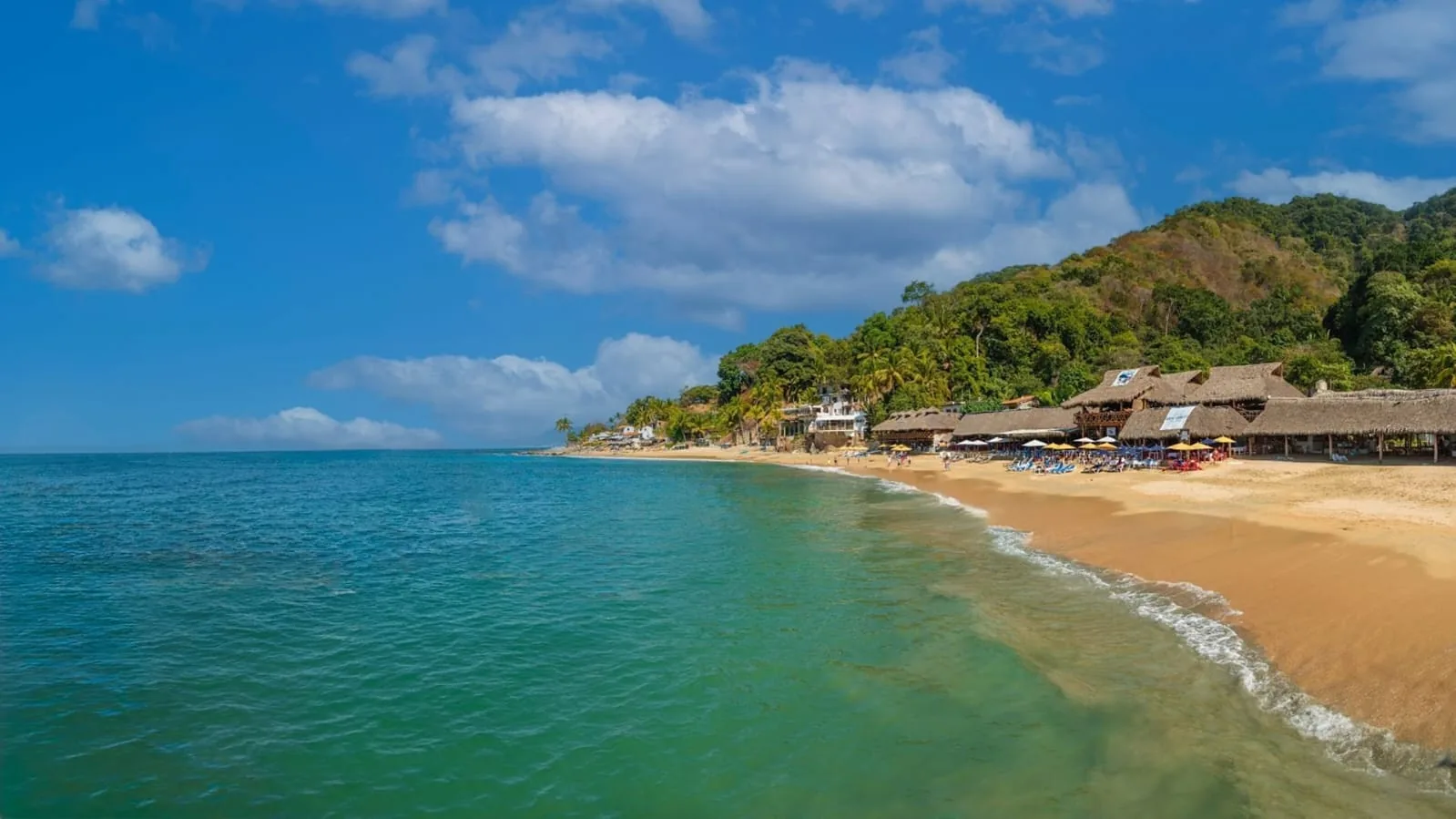 Playa de Las Ánimas con palapas y mar turquesa